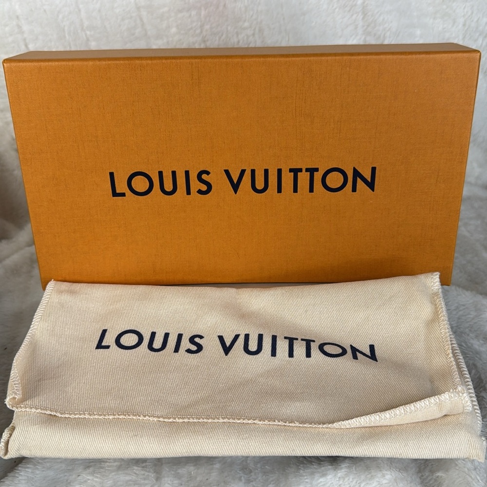 Louis Vuitton Ski Coussin Iridescent Monogram Zippy Wallet - NEW - All Inclusive - Picture 4 of 17